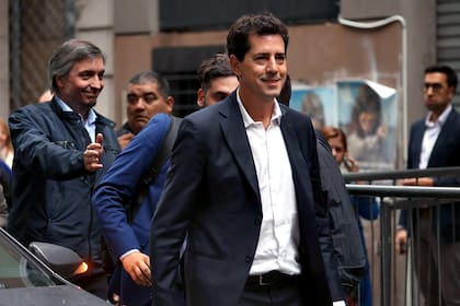 Wado de Pedro y Máximo Kirchner llegan a la sede del PJ en la calle Matheu