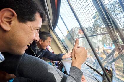 Wado de Pedro y Sergio Massa en Mercedes arriba del tren