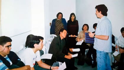 Wado (derecha, parado) practicando junto a su grupo de autoayuda de la Asociación Argentina de Tartamudez.