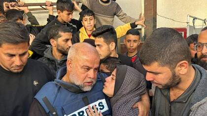Wael Al-Dahdouh, fotografiado con el chaleco de prensa, en el funeral de su hijo
