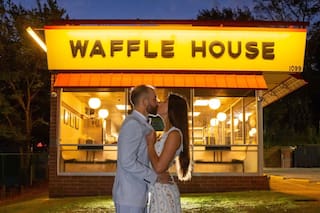 Waffle House despliega manteles blancos para combatir la inflación en el Día de San Valentín