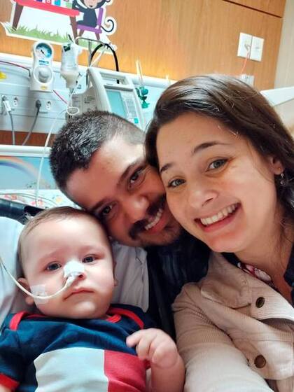 Wagner Andrade (34) y Viviane Monteiro (32) junto a su hijo Dom, en la parte final de su recuperación (Gentileza archivo personal de los padres del bebé)