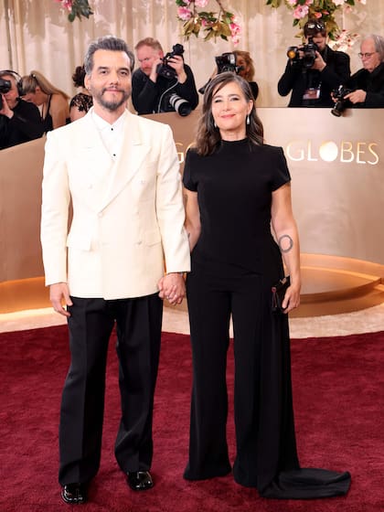 Wagner Moura y su esposa, Sandra Delgado, en la red carpet de los Globo de Oro 2026