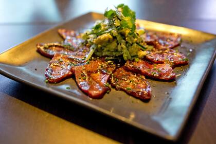 Wagyu con palta y pepino japonés