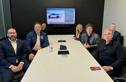 Wahnish, Musk, Fuks, Karina y Javier Milei, y Werthein, en Tesla