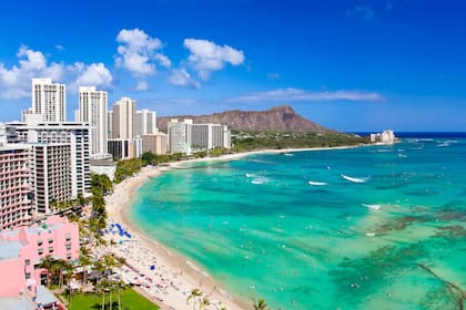 Waikiki es el área principal de hoteles y complejos turísticos de Oahu y un lugar emocionante de reunión para visitantes de todo el mundo.