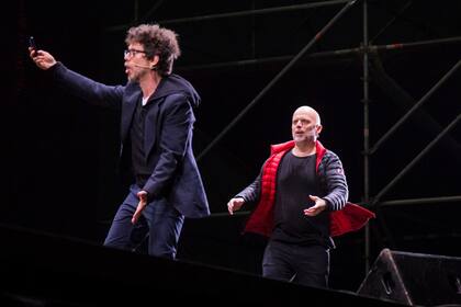 Peto Menahem y Sebastián Wainraich en Mandarine Park, en el debut de ambos en formato auto-teatro