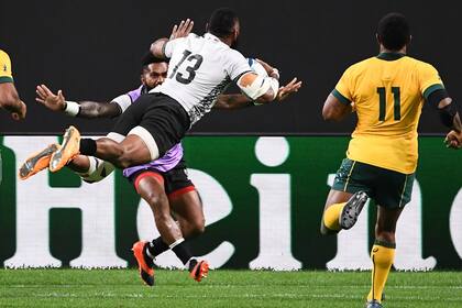 Waisea Nayacalevu vuela hacia un try de Fiji, que ya festejan los suplentes, en un segundo tiempo en el que Australia daría vuelta el tanteador.