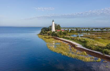 Wakulla abarca una superficie de 1800 kilómetros cuadrados, de los cuales 1570 son tierra y 320 son agua