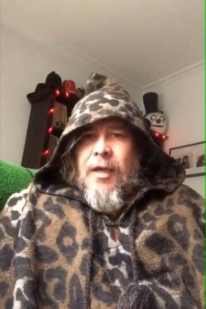 Walas en su casa, al regresar de la internación