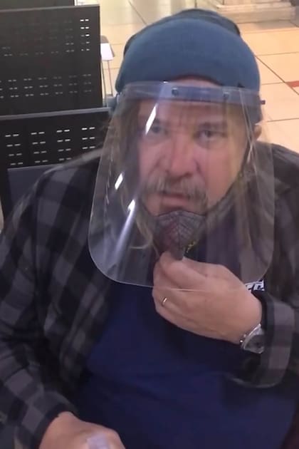 Walas a punto de donar plasma en el Hospital Fernández