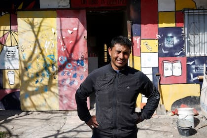 Waldemar Cubilla posa en el frente de la Biblioteca Popular La Cárcova, de la que es uno de los fundadores