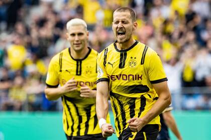 Waldemar Anton, jugador de Borussia Dortmund, que busca acomodarse en la Bundesliga. (Axel Heimken/dpa via AP)