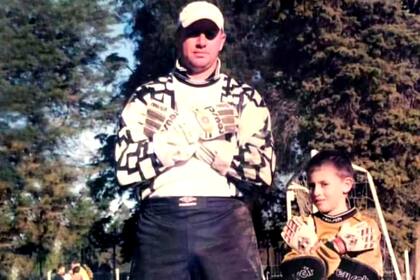 Waldo y un pequeño Marco, hace un par de décadas; argentinos, futbolistas, arqueros y protagonistas de la liga de Israel, los Wolff tienen carreras deportivas semejantes.