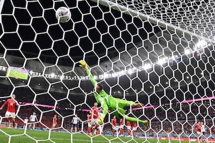 El arquero de Gales Danny Ward no llega a atajar el envío de Rashford, un tiro libre espectacular.