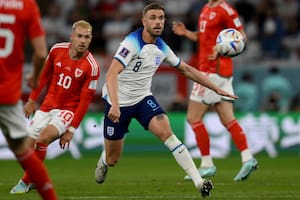 Con un extraño gol de caño al arquero, Inglaterra goleó 3 a 0 a Gales y sueña en grande