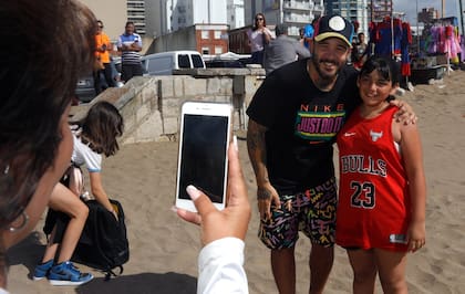 En la playa y sin caracterizarse, Wali Iturriaga recibió el cariño de niños y adultos