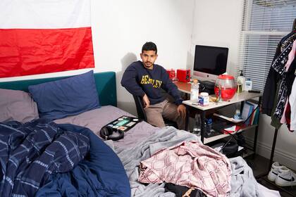 Walid Mohammed, de 21 años, se mudó en mayo a una casa de cinco cuartos en Los Ángeles con otros creadores de la generación Z