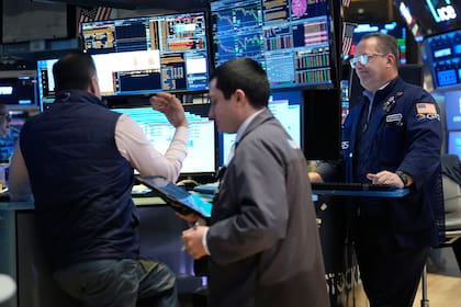 Wall Street abre en rojo, lastrada por repunte del pétroleo.