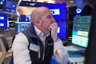 Wall Street baja tras un repunte de los precios del petróleo