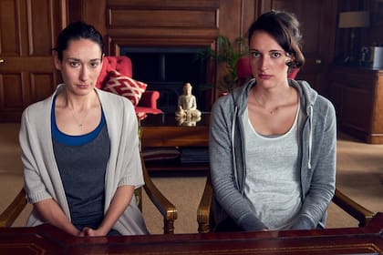 Waller-Bridge junto a la actriz Sian Clifford, que interpreta a su hermana en Fleabag