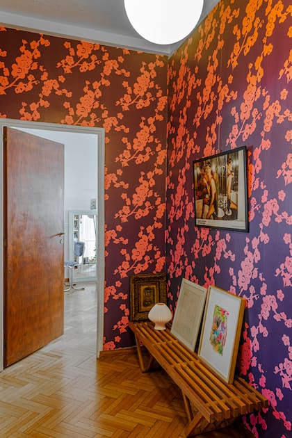 Wallpaper comprado en Barcelona (Tres Tintas). Sobre el banco 'V' de madera maciza (La Base Estudio), una lámpara hecha con impresión 3D y un dibujo de Leopoldo Presas. Arriba, lámina del fotógrafo Mario Testino.