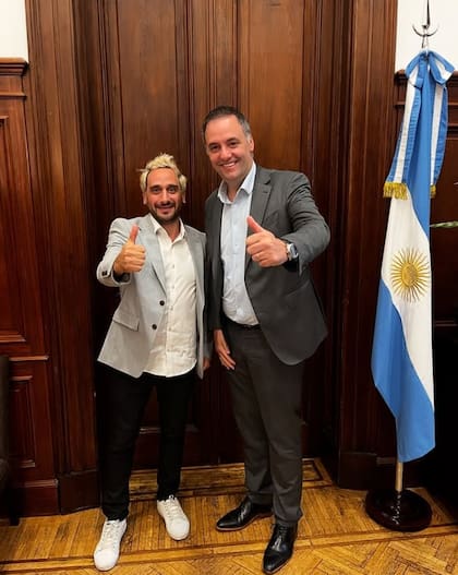 Wally Gómez, director de Paka Paka, con el Secretario de Medios y vocero presidencial Manuel Adorni, el 7 de mayo último