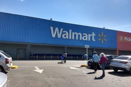 Walmart Argentina pasó a manos del Grupo De Narváez a fines del año pasado y ahora el sindicato de Camioneros reclama el despido, pago de indemnización y vuelta a contratar de 500 empleados del centro de distribución