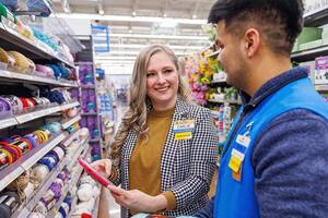 Walmart busca darle beneficios a sus asociados por fuera de la suba de los salarios