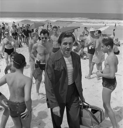 Walt Disney con Frank Thomas en la playa de Copacabana, en Río de Janeiro