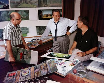 Walt Disney en la década del 50 con dos de los Imagineers de su estudio