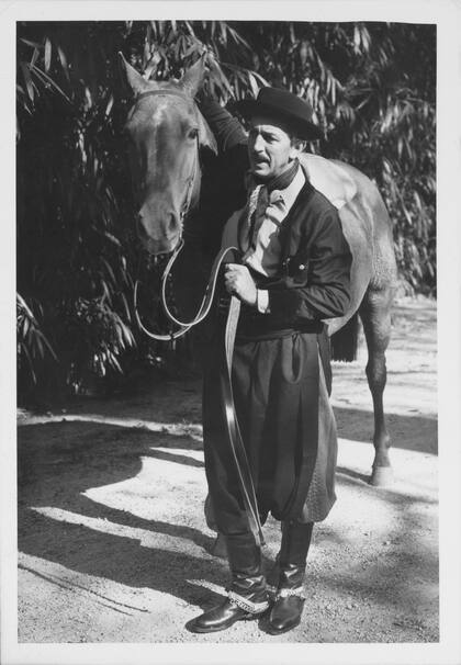 Walt Disney vestido de gaucho en su visita a nuestro país, en 1942