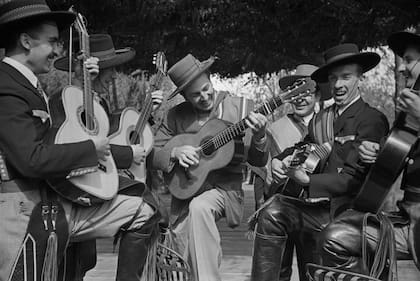 Walt se esfuerza por tocar la guitarra para los miembros de Los Quincheros.