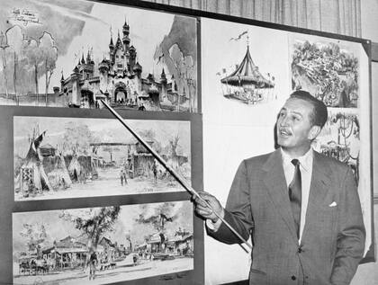 Walt señala con un puntero los detalles del proyecto del parque temático Disneyland, a construirse en Anaheim, California, en 1955