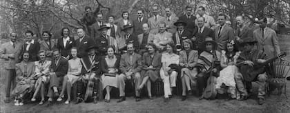 Walt y Lilly, adelante en el centro, y otros miembros de "El Grupo" posan para una foto grupal con los anfitriones chilenos. Jorge Délano, el más joven, posa subido a las ramas del árbol en la esquina superior izquierda.