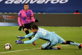 El arquero argentino con el que no pudo Messi y suena para el seleccionado... francés