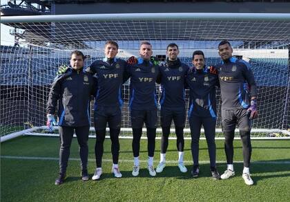 Walter Benítez, en la derecha, junto a los otros arqueros de la selección en la gira por los Estados Unidos