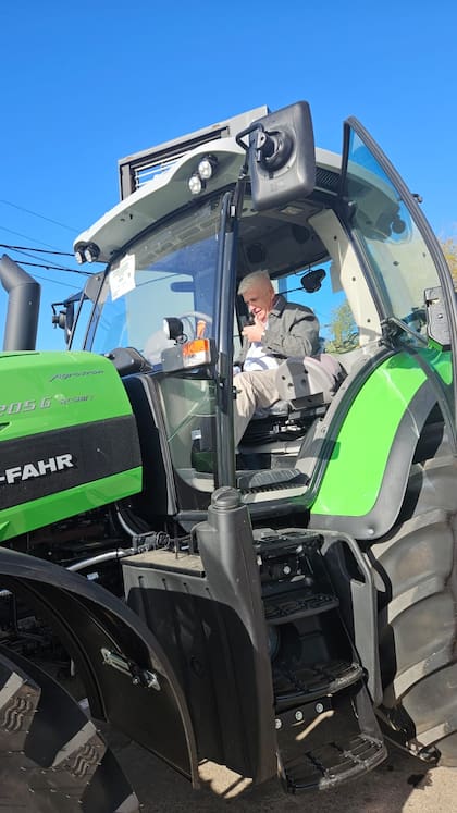 Walter Berger conduce uno de los tractores