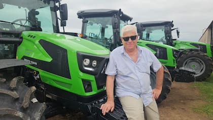 Walter Berger posa frente a un tractor de la firma alemana
