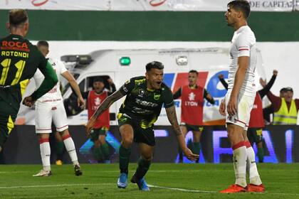 Walter Bou festeja el tanto que marcó contra Estudiantes para Defensa y Justicia.