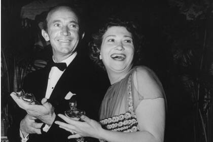 Walter Brennan con uno de sus tres Oscars secundarios junto a la ganadora de ese mismo año, Fay Bainter