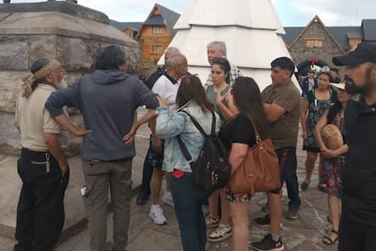 Walter Cortés, intendente de Bariloche, confrontó con manifestantes que taparon el monumento a Roca