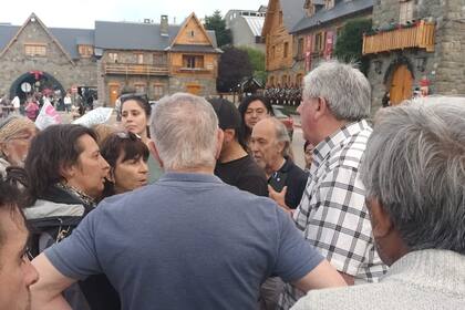 Walter Cortés, intendente de Bariloche, confrontó con manifestantes que taparon el monumento a Roca