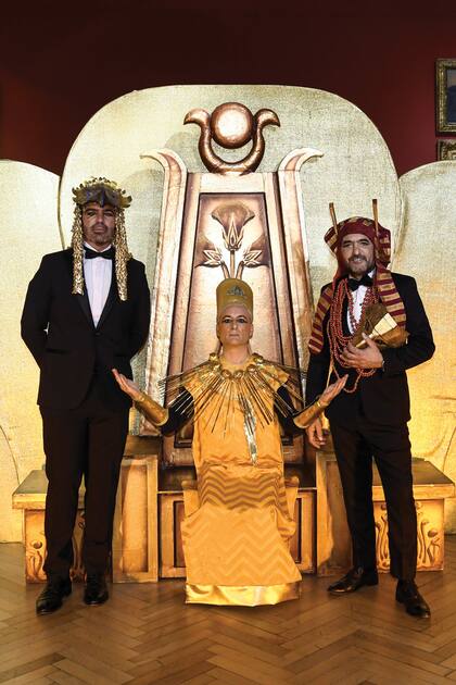 Walter D’Aloia Criado, José Vaz Pinto y el representante diplomático de Chipre, Stelios Georgiades (sentado), posan en el photo oportunity que se montó en la Sala Guerrico: un trono dorado fue uno de los tantos ítems que forman parte del acervo de Colón Fábrica