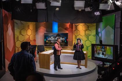 Walter Escobar y Sairah Choque en los noticieros televisivos ”Ñuqanchik” y ”Jiwasanaka”, que se transmiten en dos idiomas indígenas, en una red nacional Perú