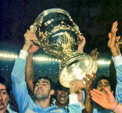 Wálter Fernández levanta en 1988 la Supercopa, conquistada por Racing frente a Cruzeiro en Brasil, en su primera disputa; la Academia había eliminado a River en una semifinal.