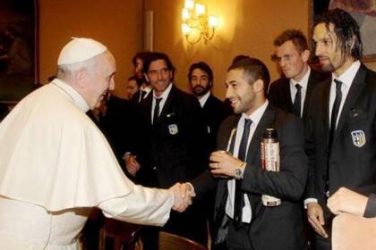 Walter Gargano y la oferta de mate para el Papa