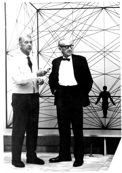 Walter Gropius (derecha), un veterano de la Primera Guerra Mundial, fue impulsor de la escuela Bauhaus. A la izquierda, el diseñador Herbert Bayer