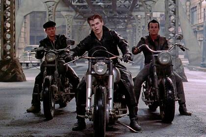 Calles de fuego, disponible en Claro Video, con Michel Paré y Diane Lane, una de las más recordadas películas de Hill en los años 80, centrada en un mercenario que debe rescatar a su exnovia, secuestrada por una banda de motoqueros