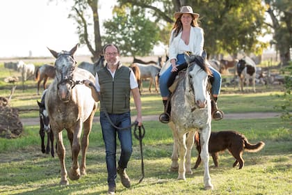 Walter junto a Paulina, su hija menor, y los caballos que son su pasión. Él fue intendente de Carlos Casares entre 2011 y 2021 y actualmente es senador provincial.